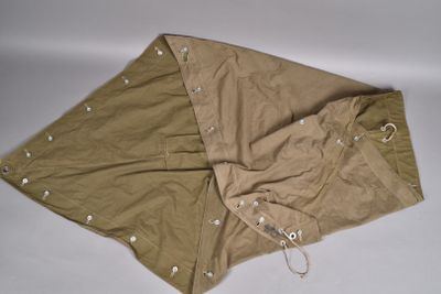 un pantalon posé sur une surface blanche