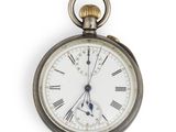 une montre de poche en argent avec des chiffres romains sur le cadran