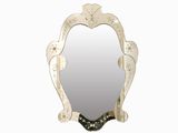 une image représentant un miroir blanc orné d'un nœud noir