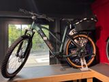 un vélo posé sur une table