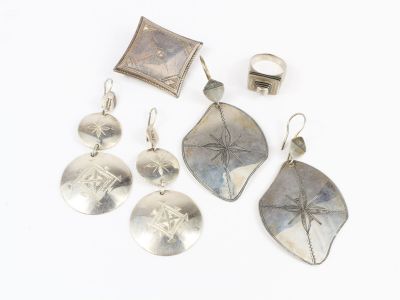 Lot de bijoux en argent (ou métal argenté) de style ethnique…