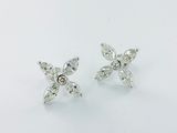 une paire de boucles d'oreilles papillon en or blanc et diamants