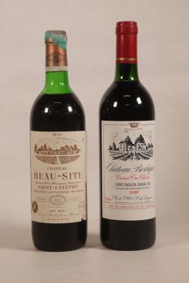 deux bouteilles de vin posées l'une à côté de l'autre sur une table