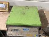 une balance posée sur une table, à côté d'une boîte
