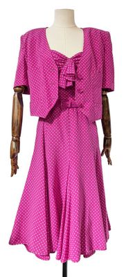robe rose à pois sur un mannequin, un mannequin, un mannequin, un mannequin, un mannequin, un mannequin, un mannequin, un mannequin, un mannequin