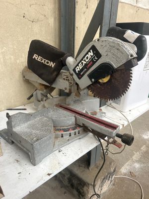 une photo d'une scie à onglet posée sur une table