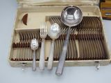 silverware in a case with spoons, forks, spoons and spoon spoons