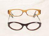 deux paires de lunettes posées l'une sur l'autre