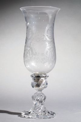 un verre posé sur une table