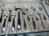 a lot of spoons and spoon spoons that are in a case