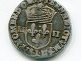 une vieille pièce d'argent surmontée d'une couronne