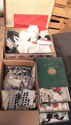beaucoup d'objets dans une boîte posée par terre