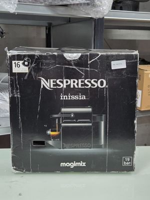 une boîte de machine à café Nespresso posée sur une table