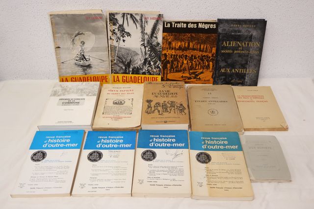 Lot de livres : la vie en Guadeloupe au XVII° siècle, vieux papie...