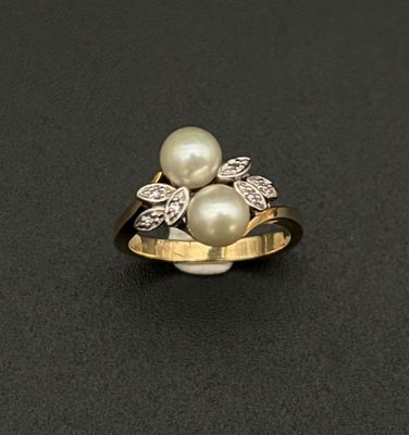 bague en perle et diamant sur un fond noir
