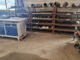 une photo d'une pièce où l'on voit de nombreux outils sur les étagères