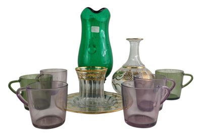 beaucoup d'objets en verre de différentes couleurs sur la table