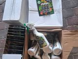 une boîte en carton contenant un certain nombre d'objets