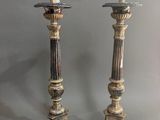 paire de bougeoirs anciens en argent sur socle, sur fond gris