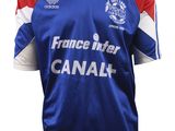 un gros plan sur un maillot de football portant l'inscription « France »