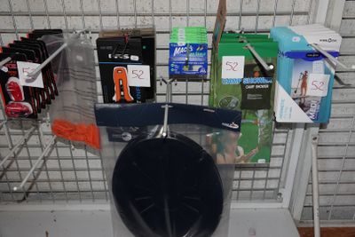 une photo de toilettes dans une salle de bains où il y a beaucoup d'objets accrochés au mur