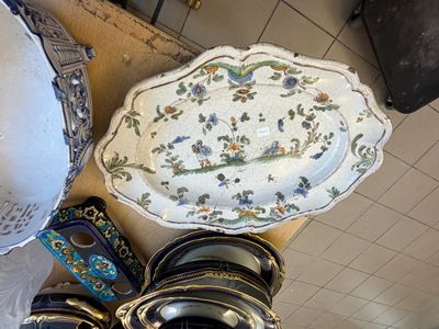 plusieurs assiettes et bols posés sur une table dans une pièce