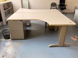 un bureau blanc avec une chaise noire dans une pièce