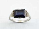 Gros plan sur une bague contenant une pierre bleue