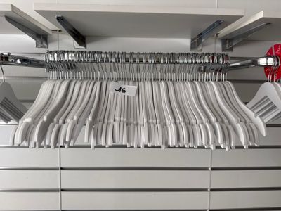 beaucoup de cintres sur un portemanteau dans un magasin
