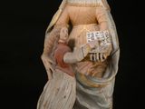 statue d'une femme tenant un enfant dans ses bras