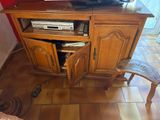 un téléviseur posé sur un meuble en bois