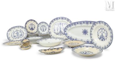 un grand nombre d'assiettes et de bols posés sur une table