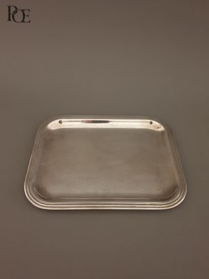 un gros plan d'un plateau en argent posé sur une table