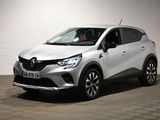 Le nouveau SUV Renault C-HR est garé dans le garage.