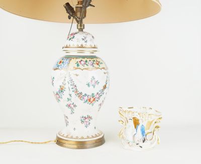 une lampe posée à côté d'un vase