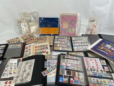 tout un tas de timbres différents posés ensemble sur une table