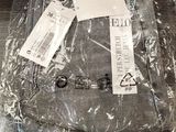 Les jeans sont emballés dans du plastique et prêts à être expédiés.