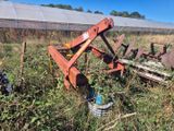 un tracteur qui est garé dans l'herbe