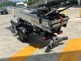un camion équipé d'une grue, garé sur le tarmac