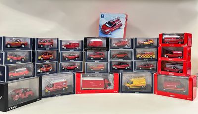 beaucoup de camions de pompiers rouges et jaunes dans une vitrine