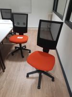 8 chaises dactylo tournantes, roulantes, orange et noire