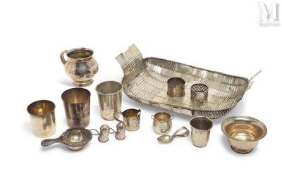 beaucoup d'objets en argent qui se trouvent sur la table