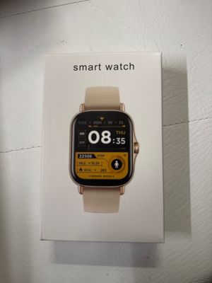 une boîte sur laquelle est posée une montre connectée, posée sur une table