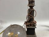 une lampe posée sur une table à côté d'une bougie