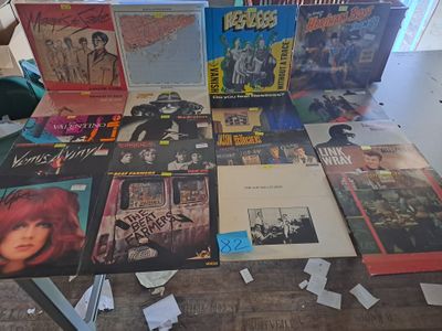 un grand nombre de disques sur une table dans une pièce