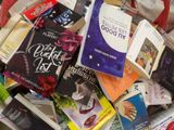 une pile de livres posée sur une autre pile de livres