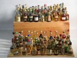 de nombreuses bouteilles d'alcool posées sur une étagère en bois