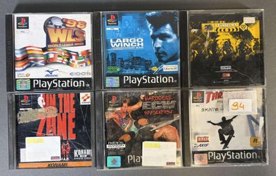 de nombreux jeux vidéo différents exposés sur une table