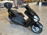 un scooter garé dans un garage