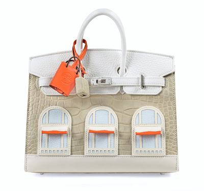 une image représentant un sac à main blanc et orange muni d'un cadenas
